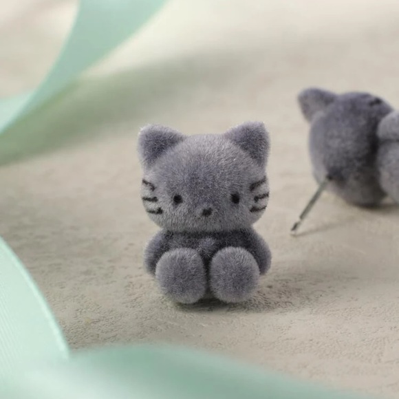 🐈 Super Adorable Retro 90s Y2K Soft Fuzzy Hello Kitty Studs 🐈 - Picture 2 of 3